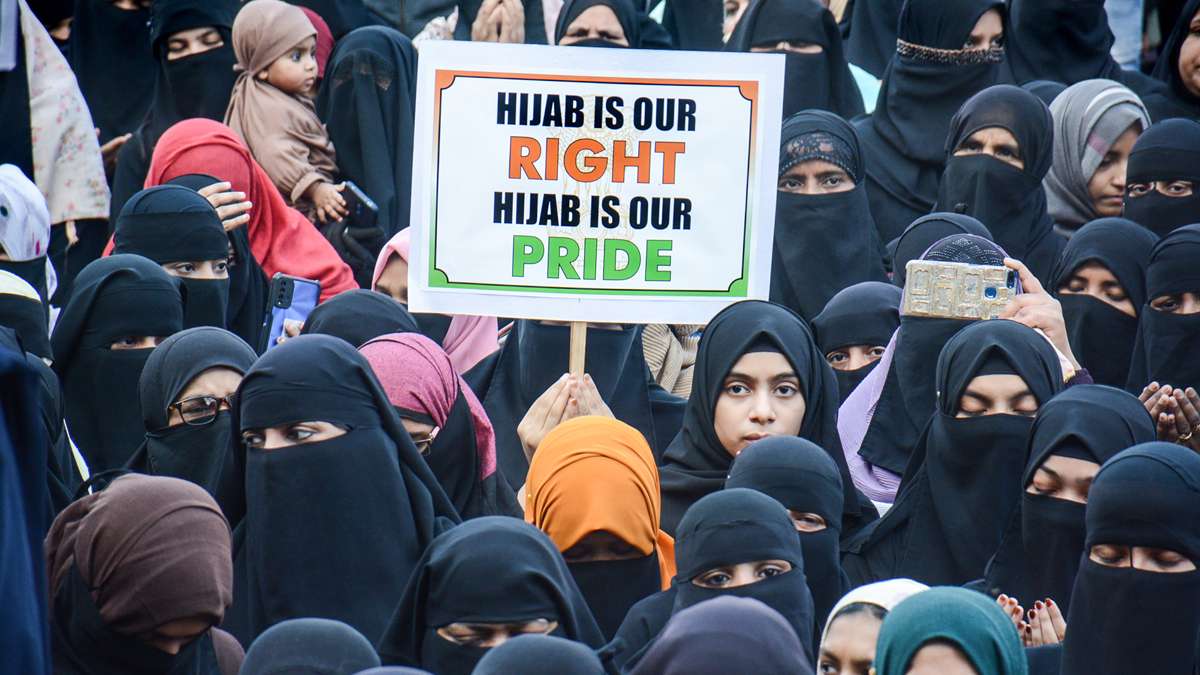कर्नाटक हाई कोर्ट के हिजाब पर पाबंदी के फैसले की व्याख्या।